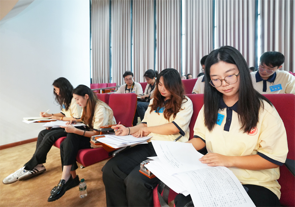 重慶市人大常委會會議首次定向邀請大學(xué)生旁聽